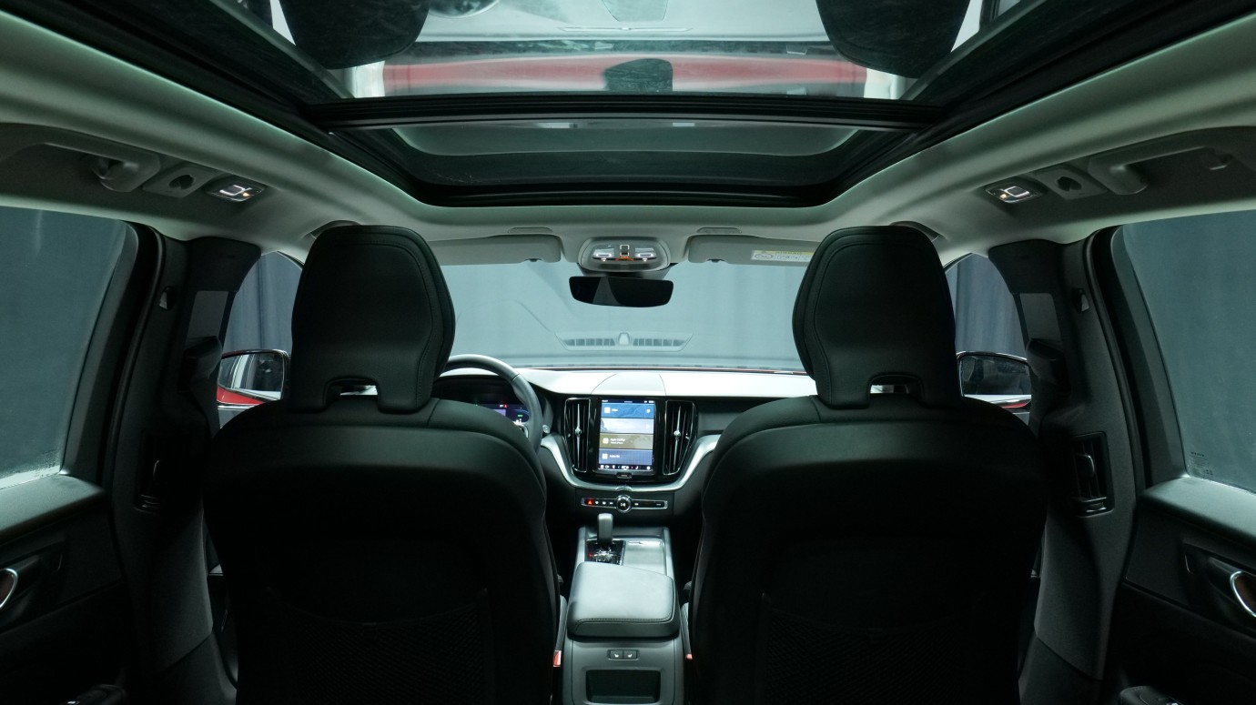 Esittelykuva Volvo XC60 kevythybridiautosta.