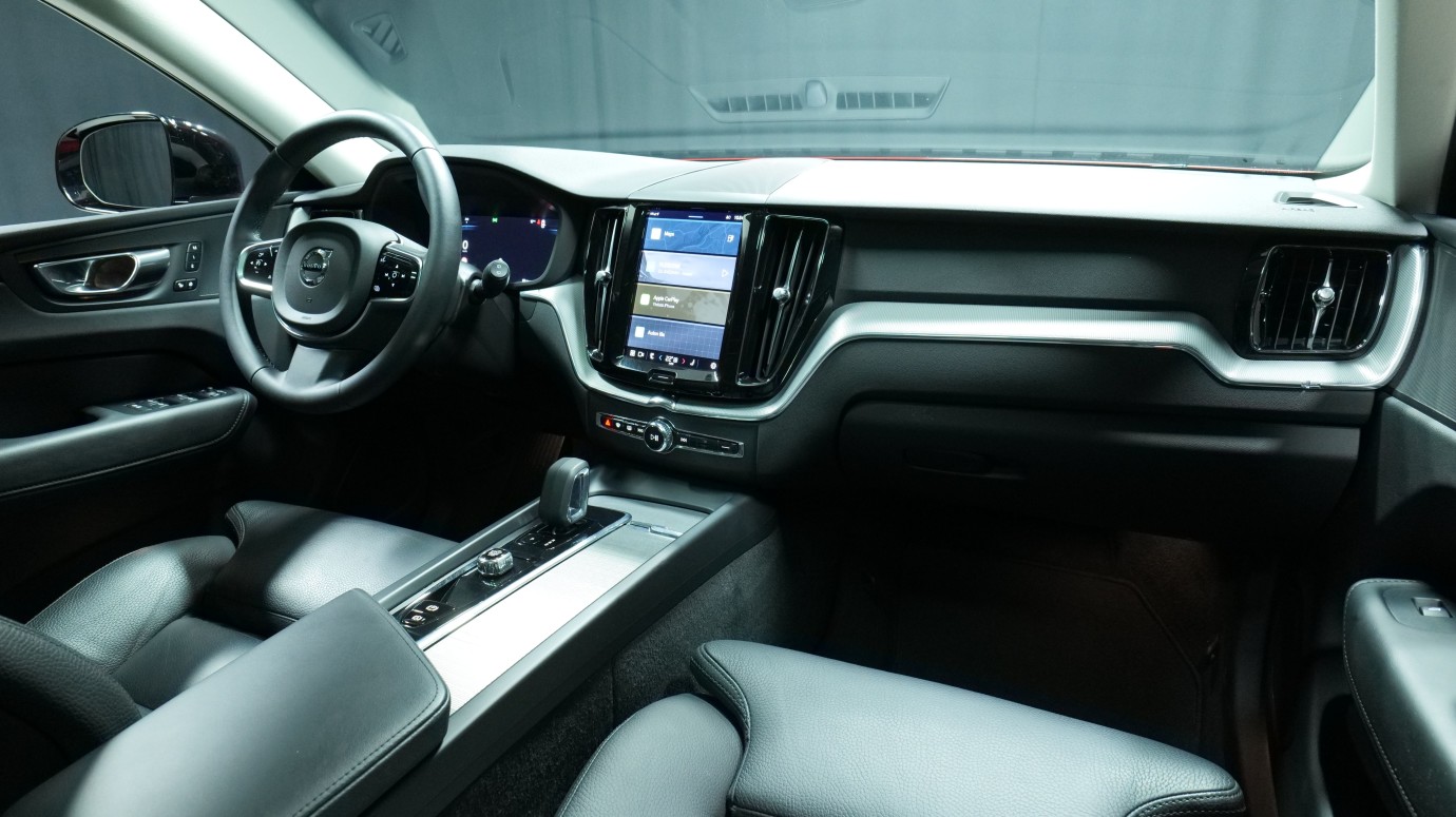 Esittelykuva Volvo XC60 kevythybridiautosta.