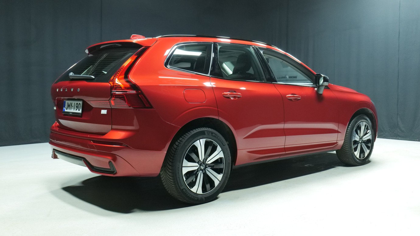 Esittelykuva Volvo XC60 kevythybridiautosta.