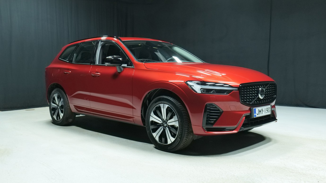 Esittelykuva Volvo XC60 kevythybridiautosta.
