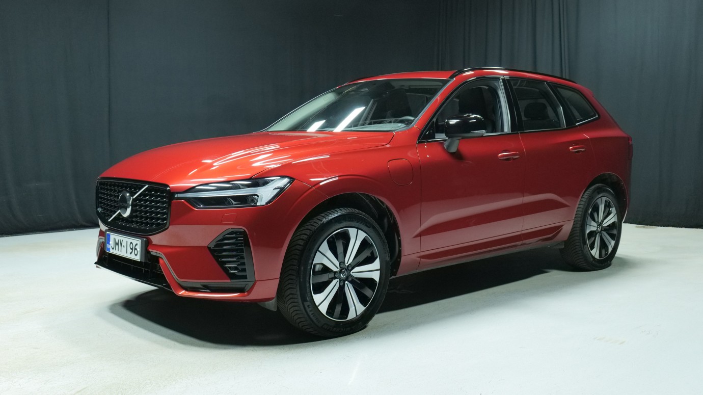 Esittelykuva Volvo XC60 kevythybridiautosta.