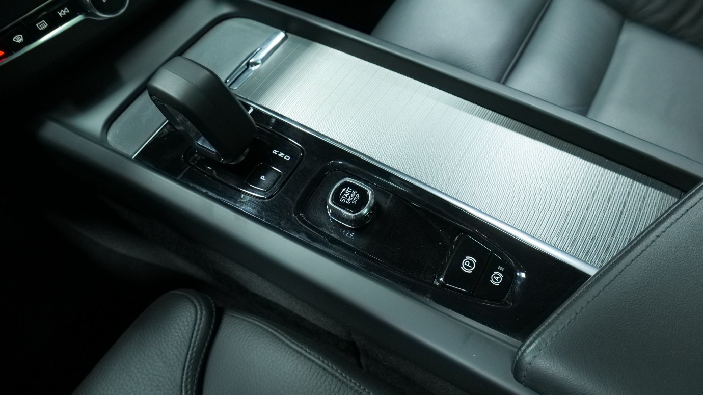 Esittelykuva Volvo XC60 kevythybridiautosta.