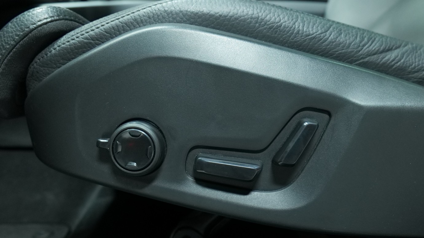 Esittelykuva Volvo XC60 kevythybridiautosta.