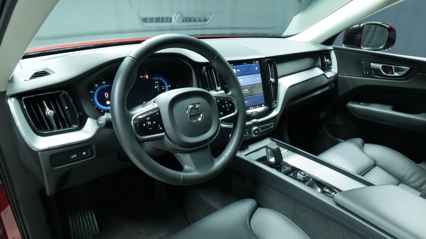 Esittelykuva Volvo XC60 kevythybridiautosta.