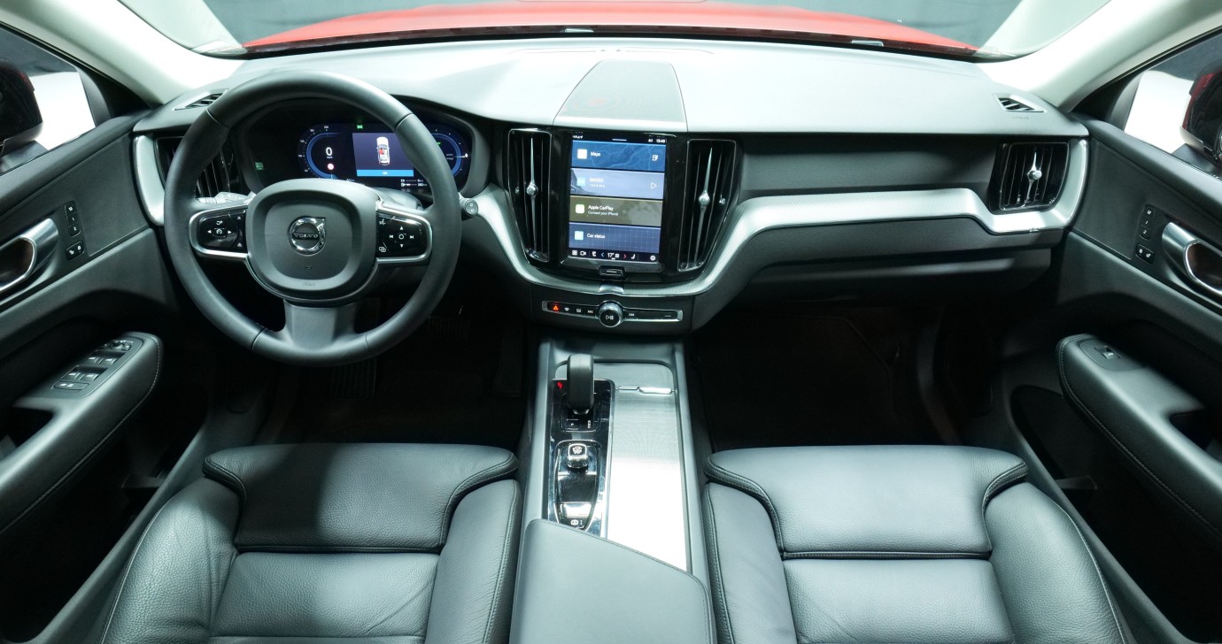 Esittelykuva Volvo XC60 kevythybridiautosta.