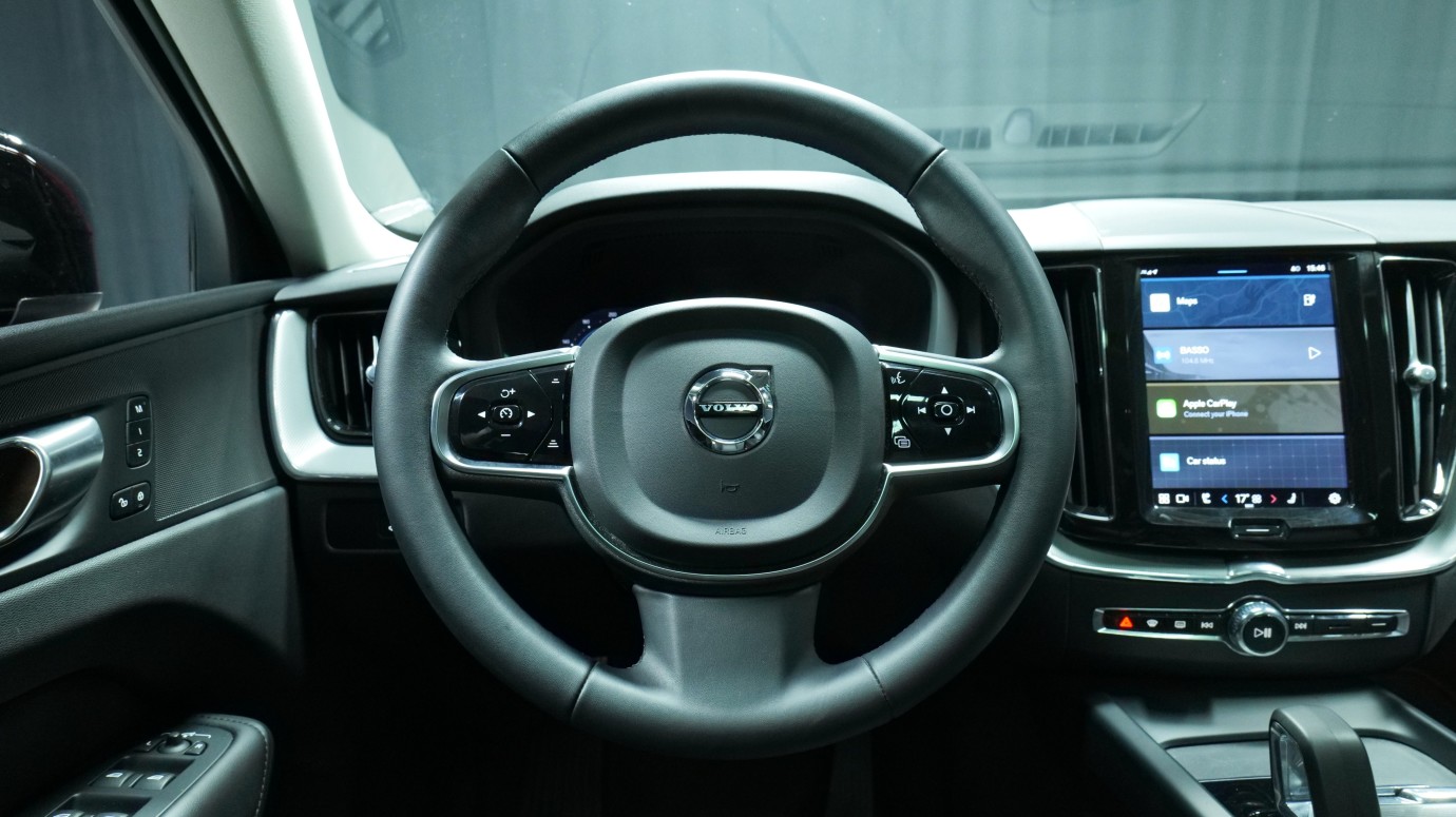 Esittelykuva Volvo XC60 kevythybridiautosta.