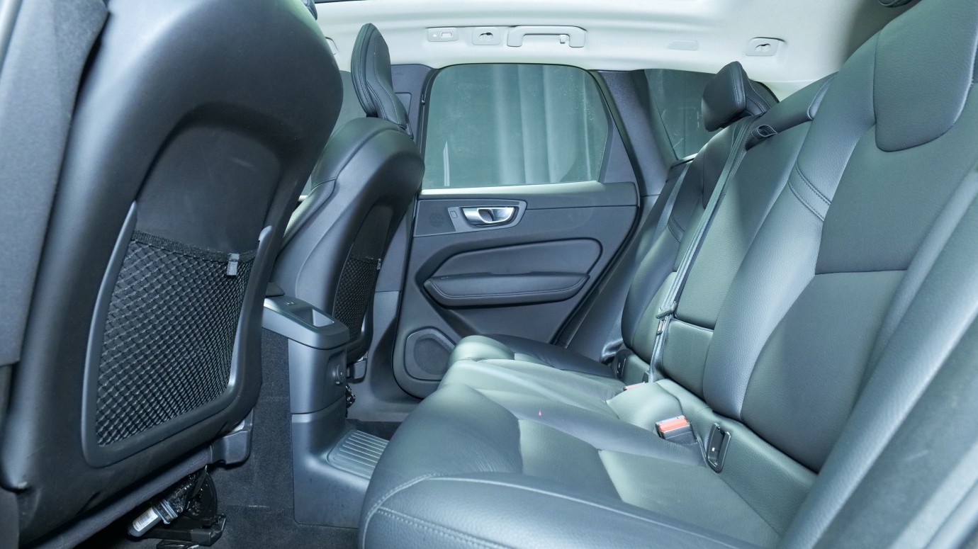 Esittelykuva Volvo XC60 kevythybridiautosta.