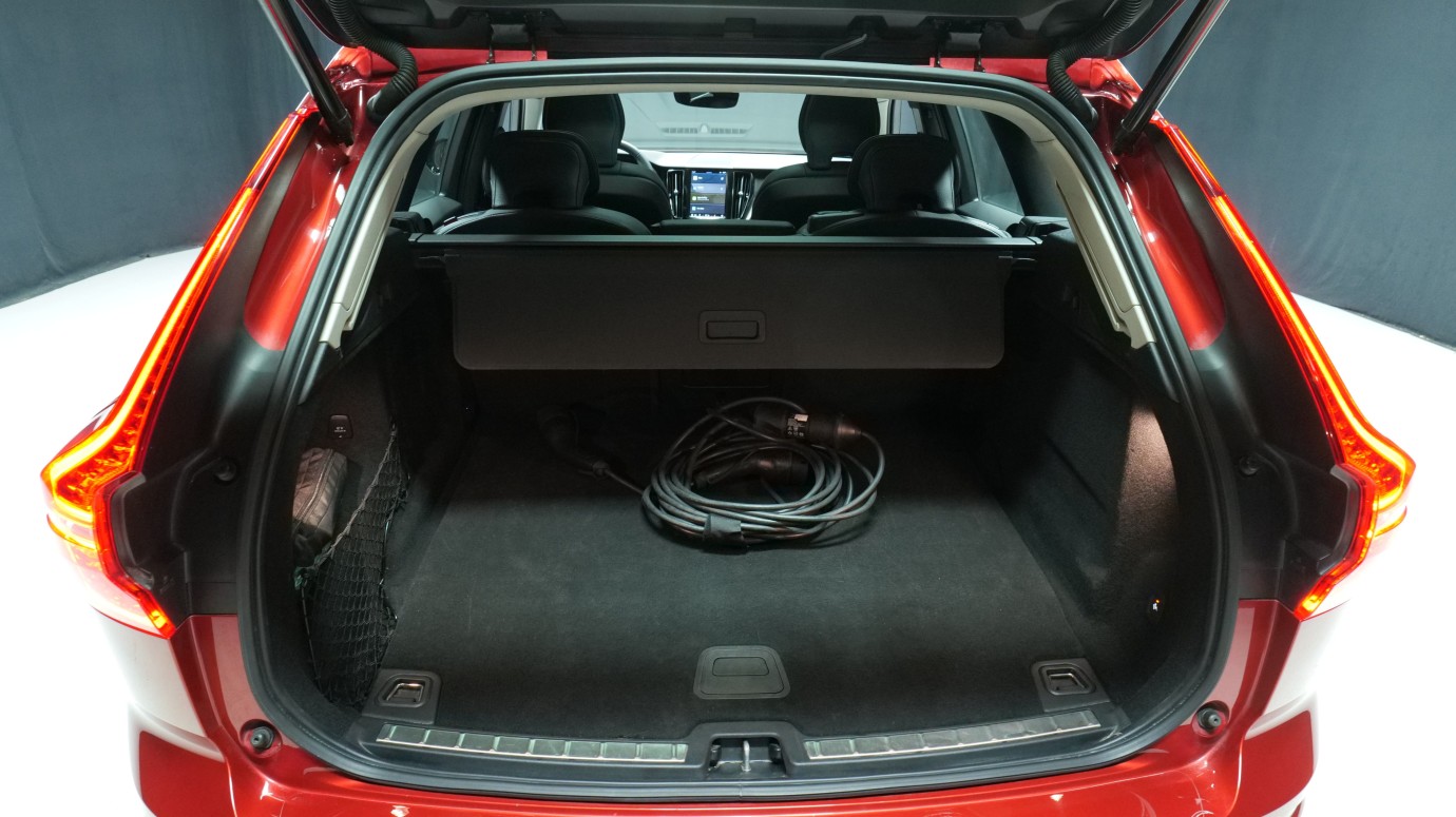 Esittelykuva Volvo XC60 kevythybridiautosta.