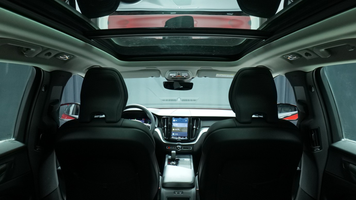 Esittelykuva Volvo XC60 kevythybridiautosta.