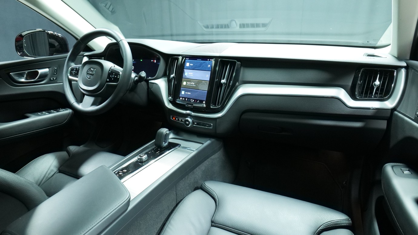 Esittelykuva Volvo XC60 kevythybridiautosta.