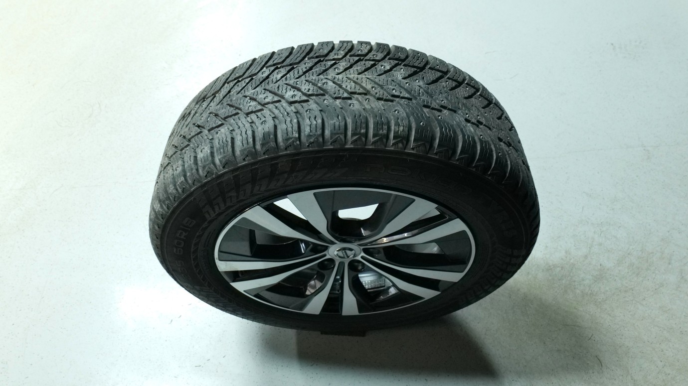 Esittelykuva Volvo XC60 kevythybridiautosta.