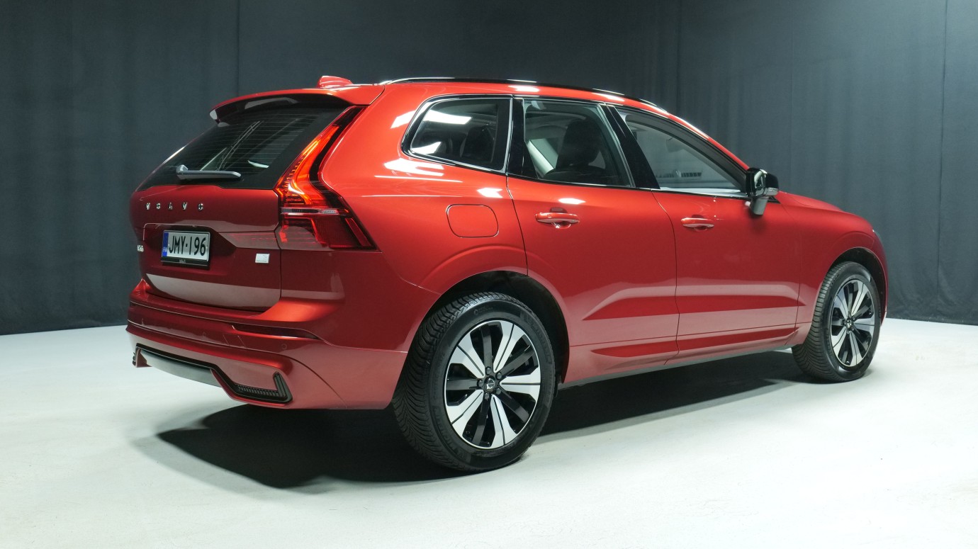 Esittelykuva Volvo XC60 kevythybridiautosta.