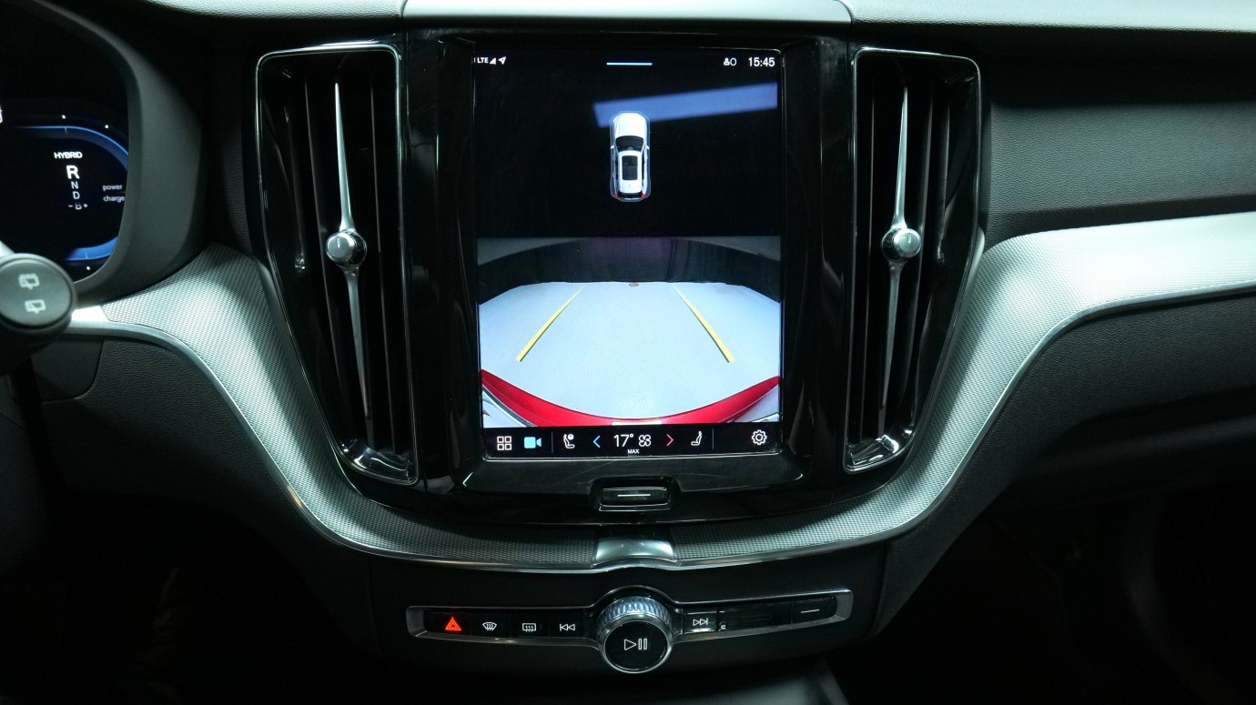 Esittelykuva Volvo XC60 kevythybridiautosta.