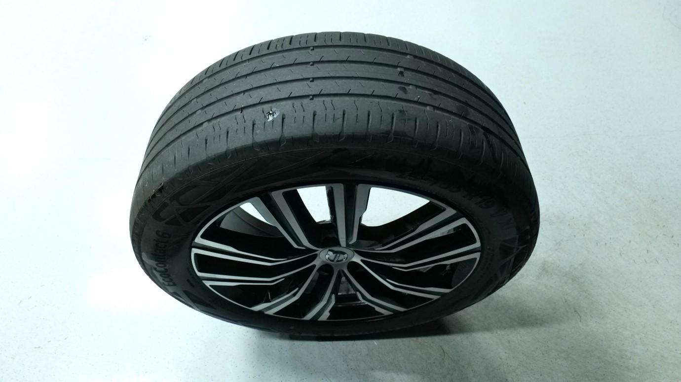 Esittelykuva Volvo XC60 kevythybridiautosta.