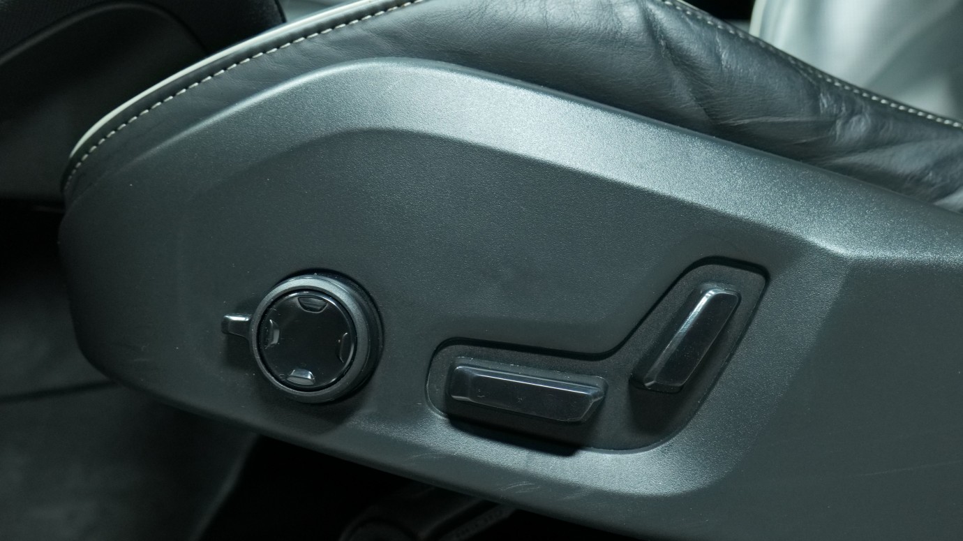 Esittelykuva Volvo XC90 kevythybridiautosta.