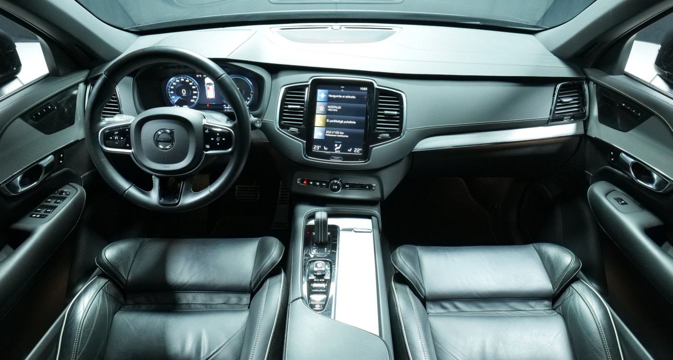 Esittelykuva Volvo XC90 kevythybridiautosta.