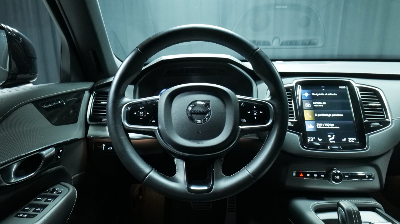 Esittelykuva Volvo XC90 kevythybridiautosta.