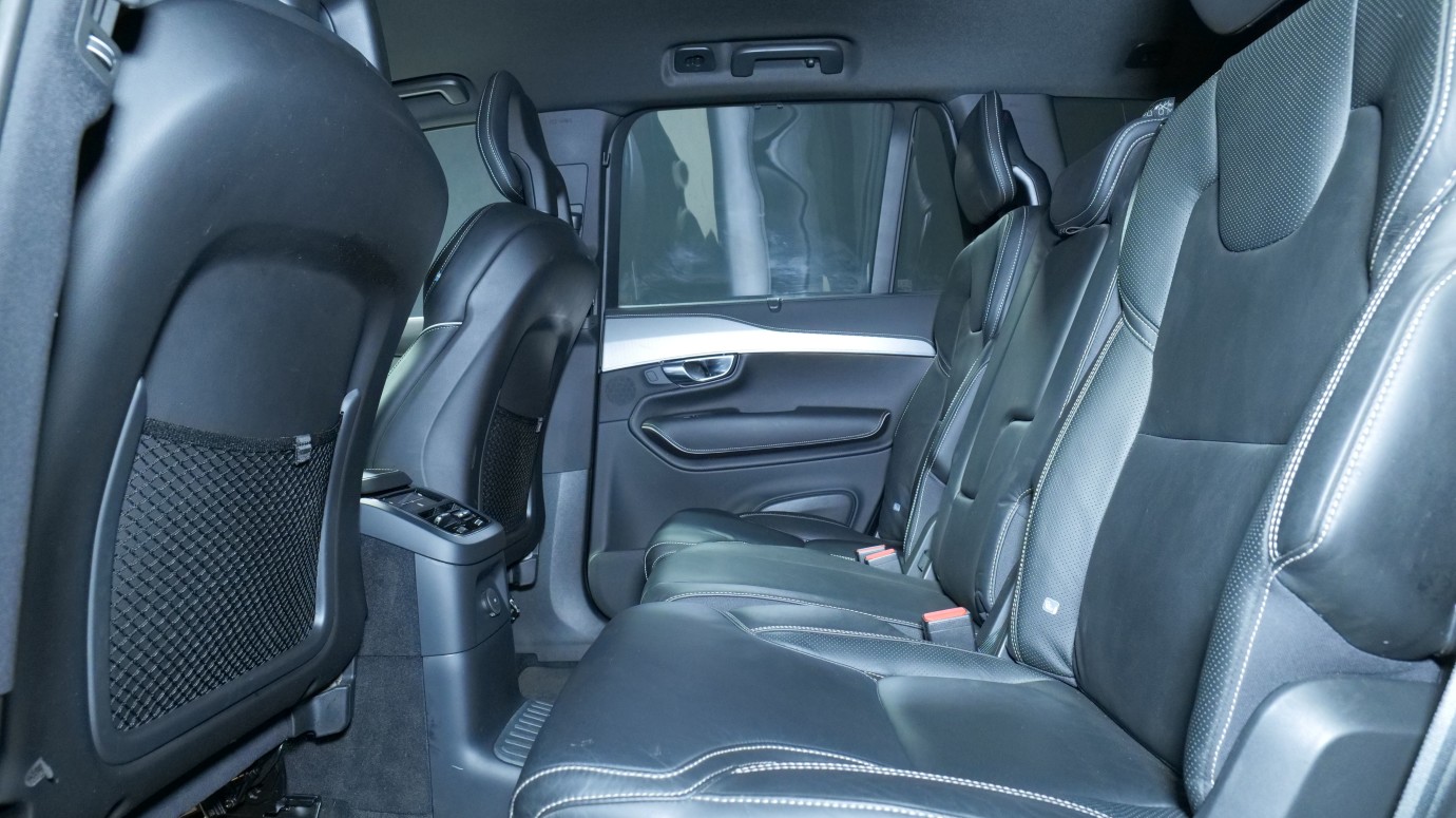 Esittelykuva Volvo XC90 kevythybridiautosta.