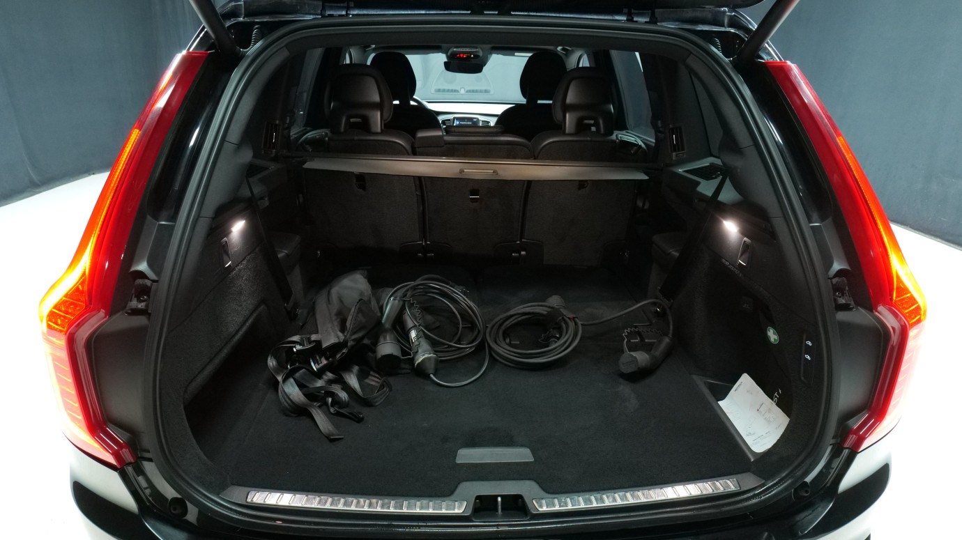 Esittelykuva Volvo XC90 kevythybridiautosta.