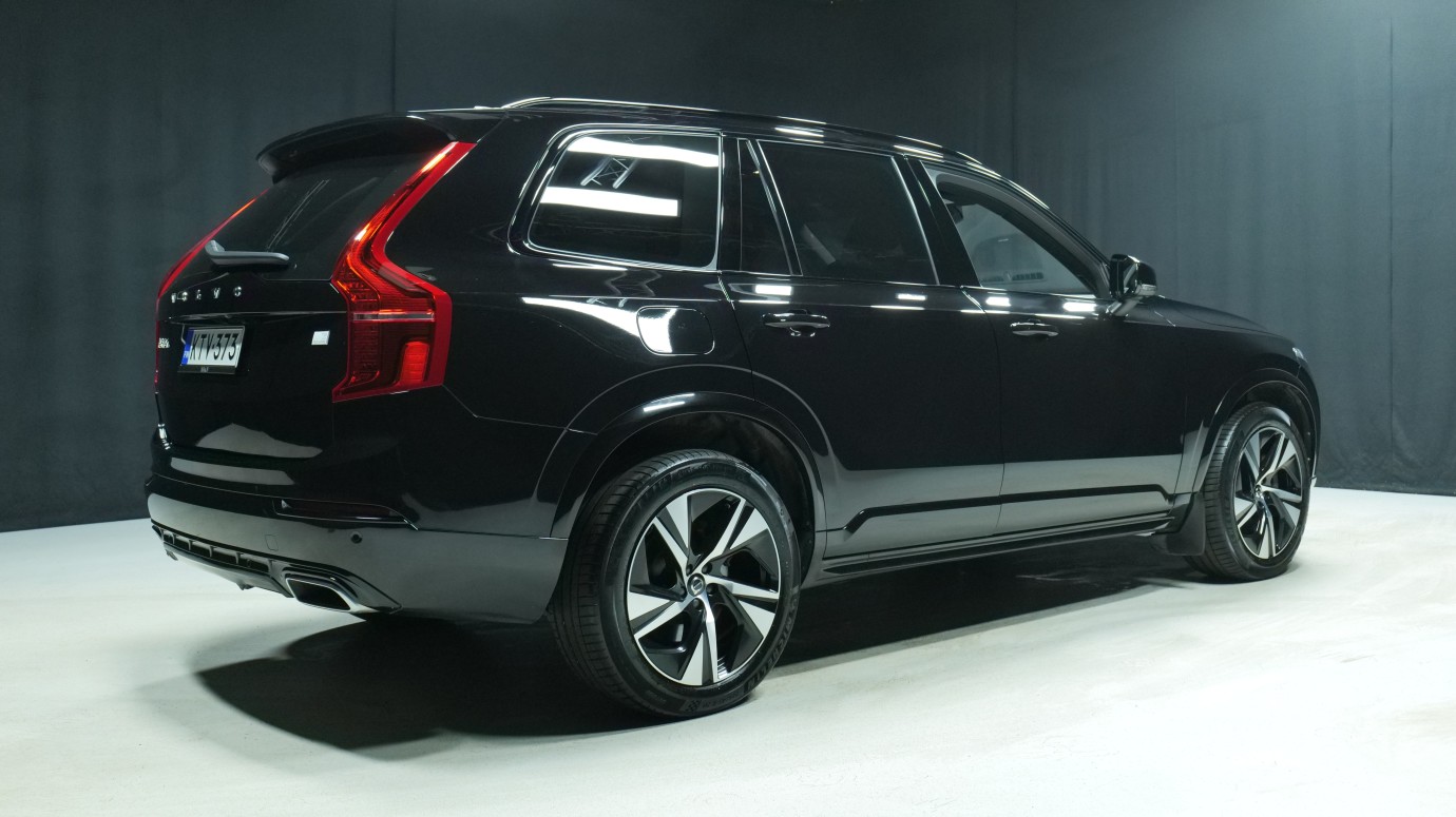 Esittelykuva Volvo XC90 kevythybridiautosta.
