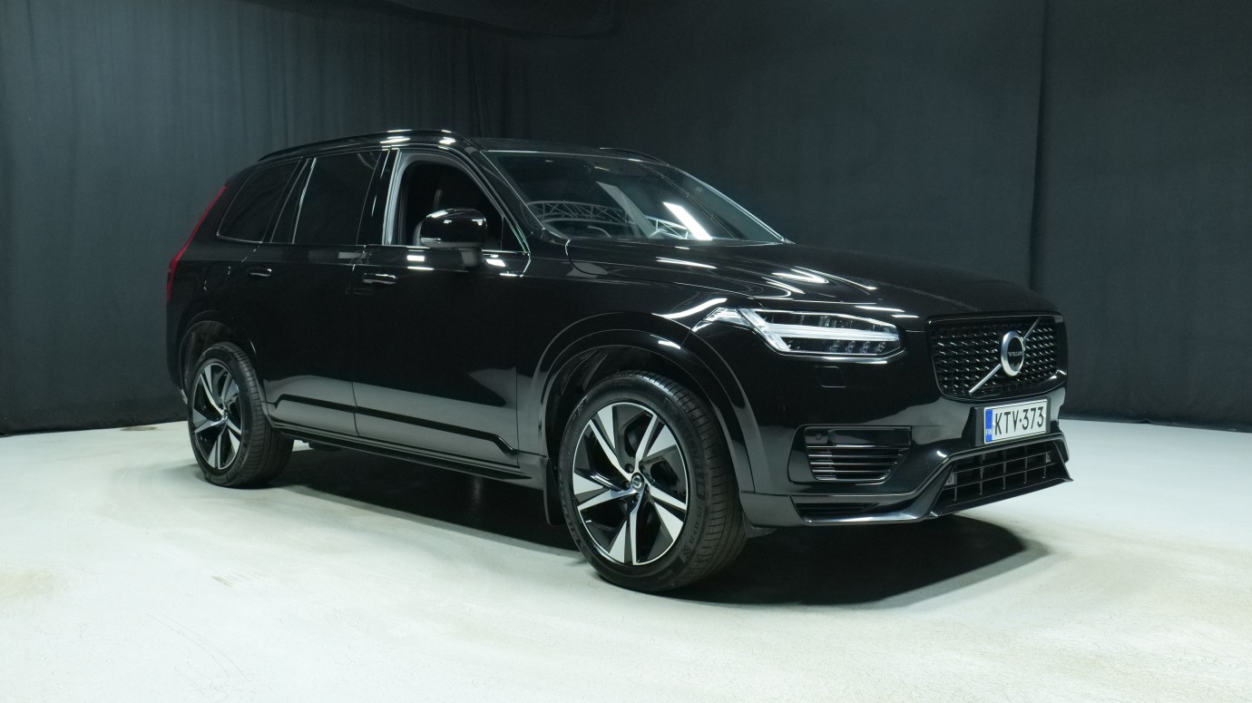 Esittelykuva Volvo XC90 kevythybridiautosta.