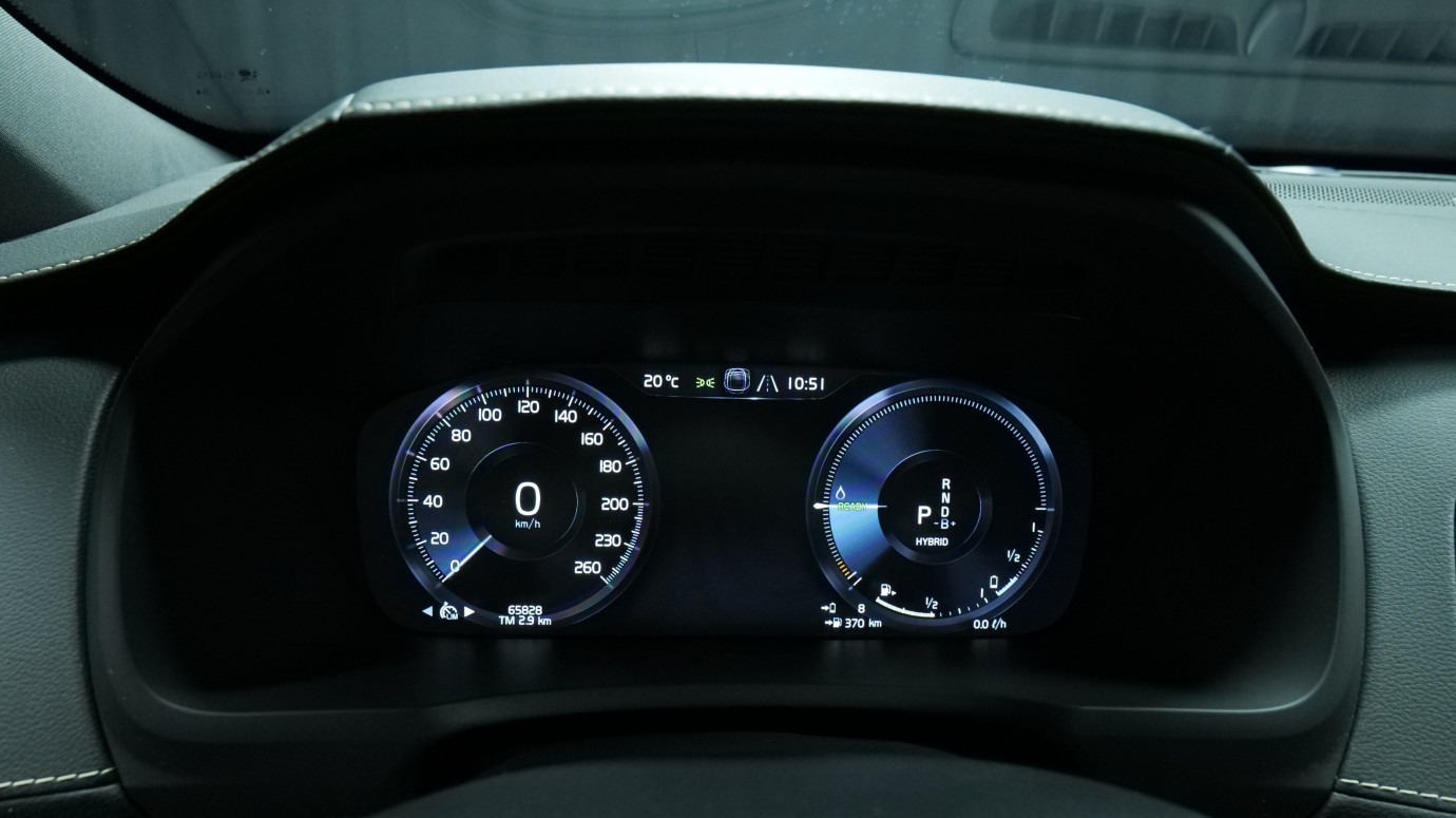 Esittelykuva Volvo XC90 kevythybridiautosta.