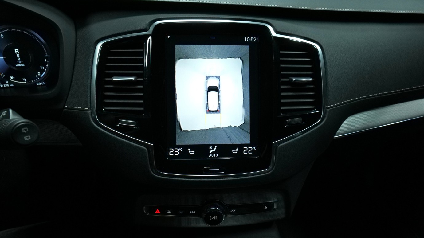 Esittelykuva Volvo XC90 kevythybridiautosta.