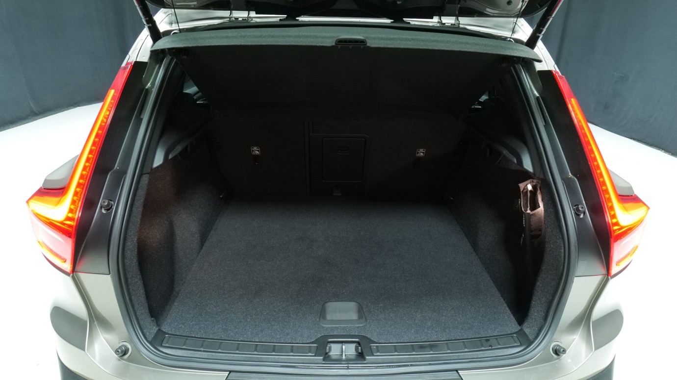Esittelykuva Volvo XC40 bensiiniautosta.