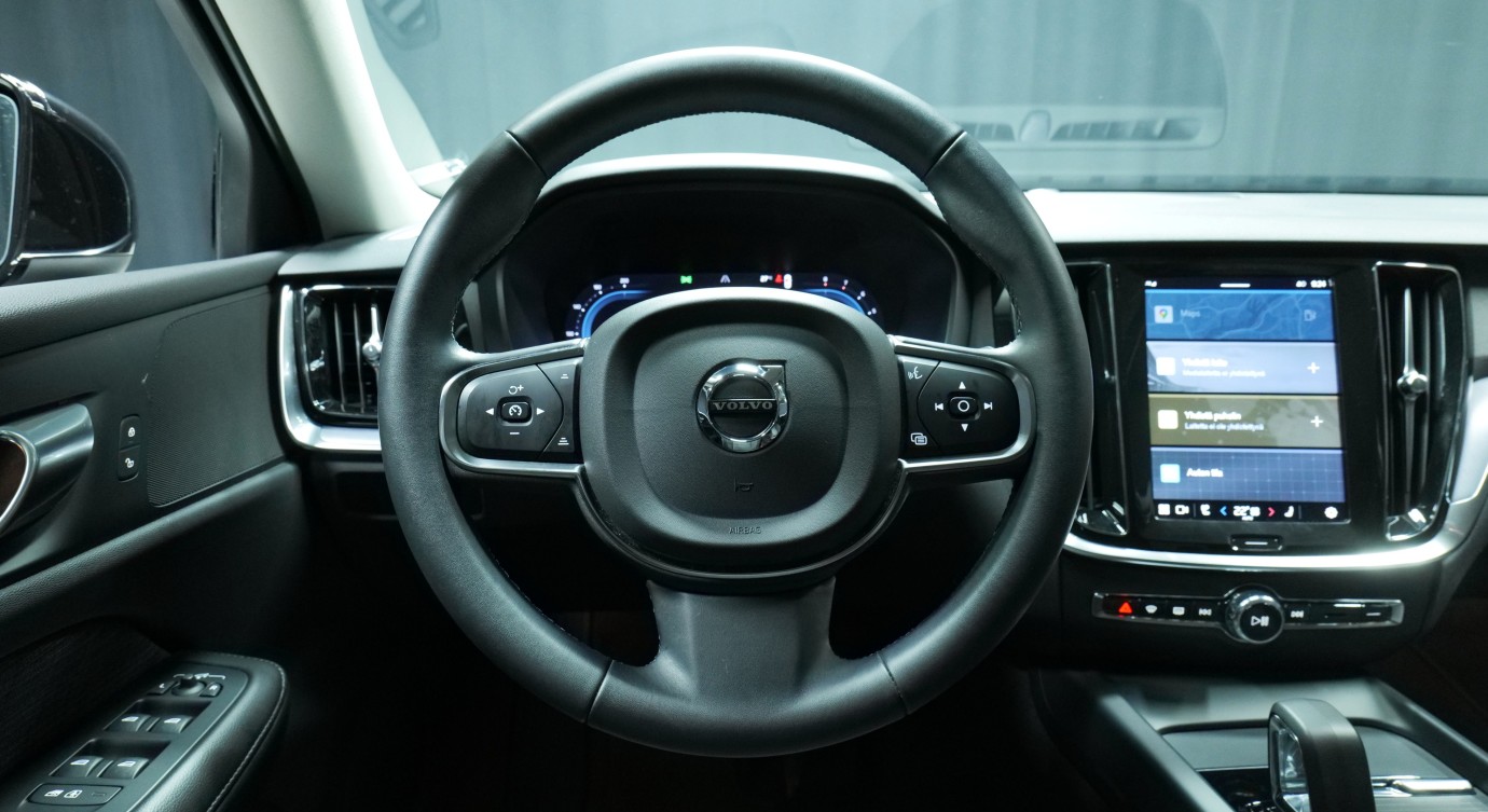 Esittelykuva Volvo V60 bensiiniautosta.