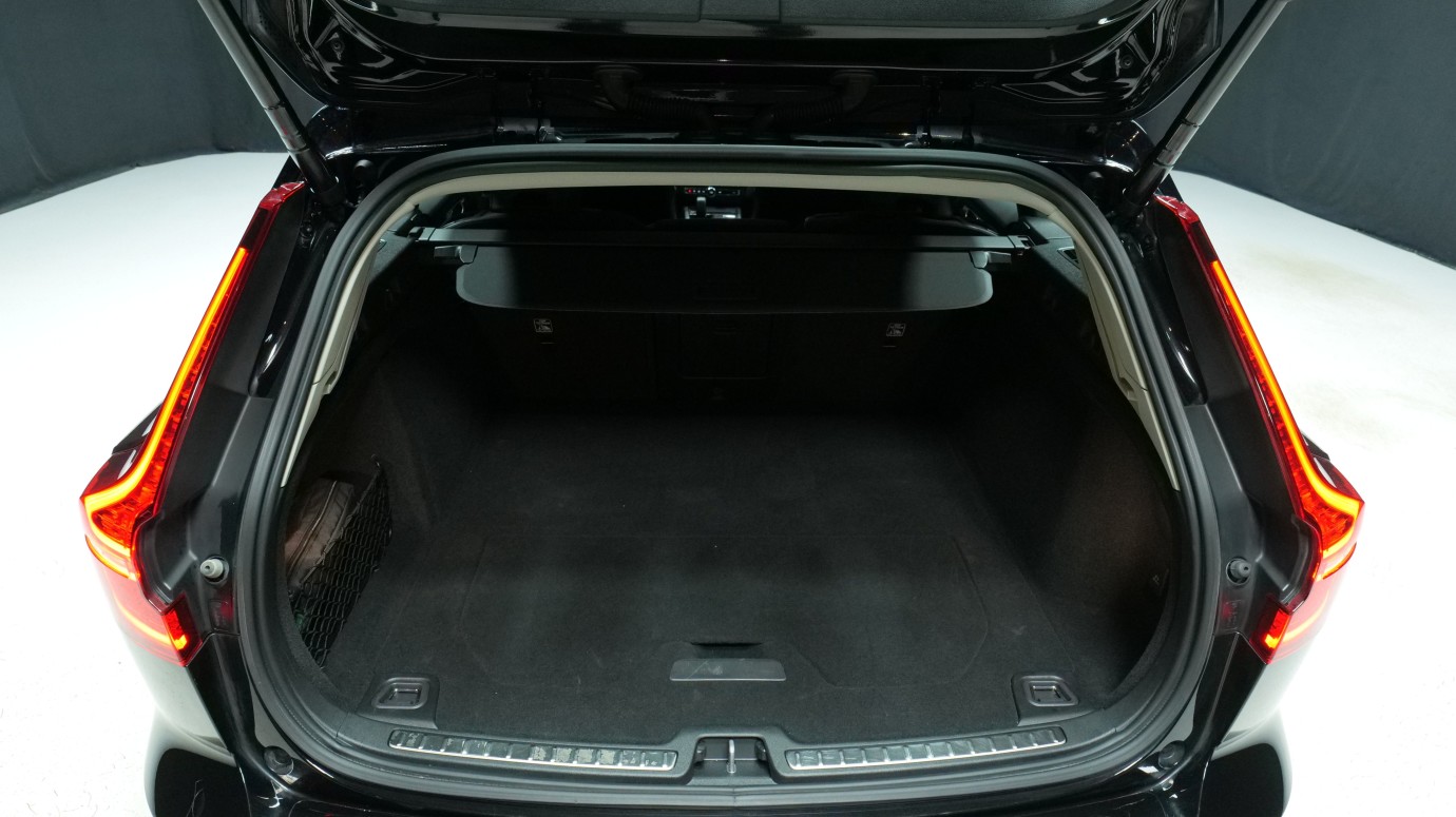 Esittelykuva Volvo V60 bensiiniautosta.
