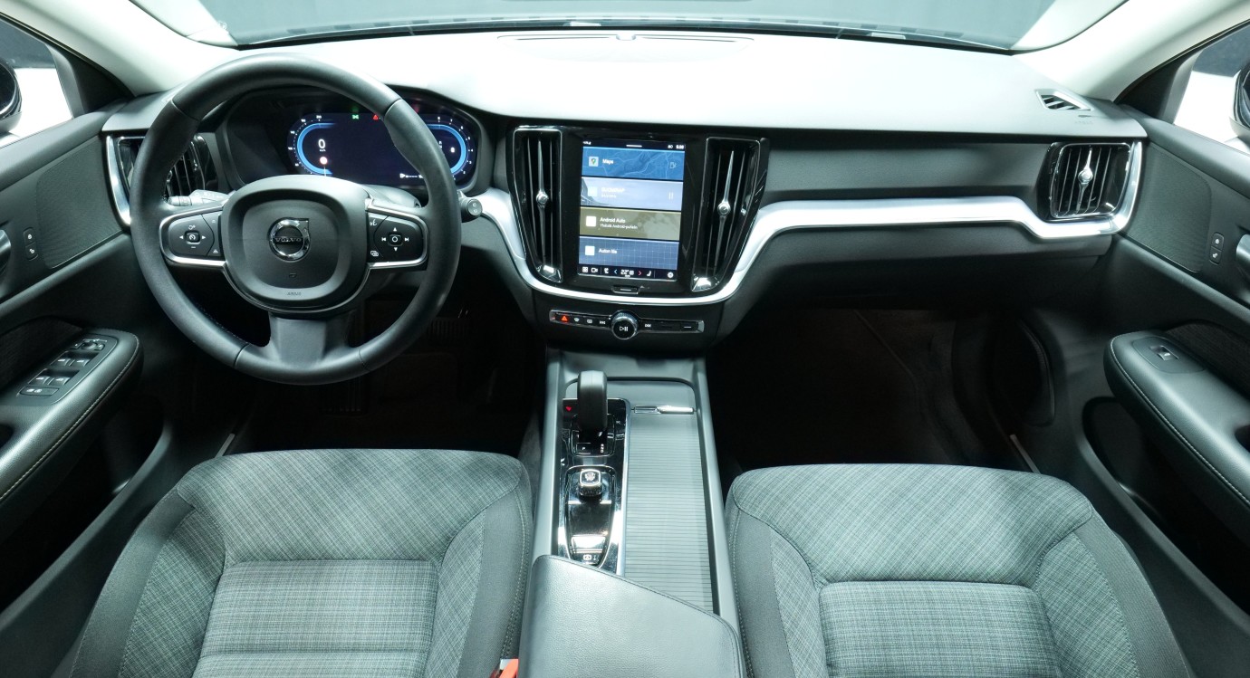 Esittelykuva Volvo V60 bensiiniautosta.