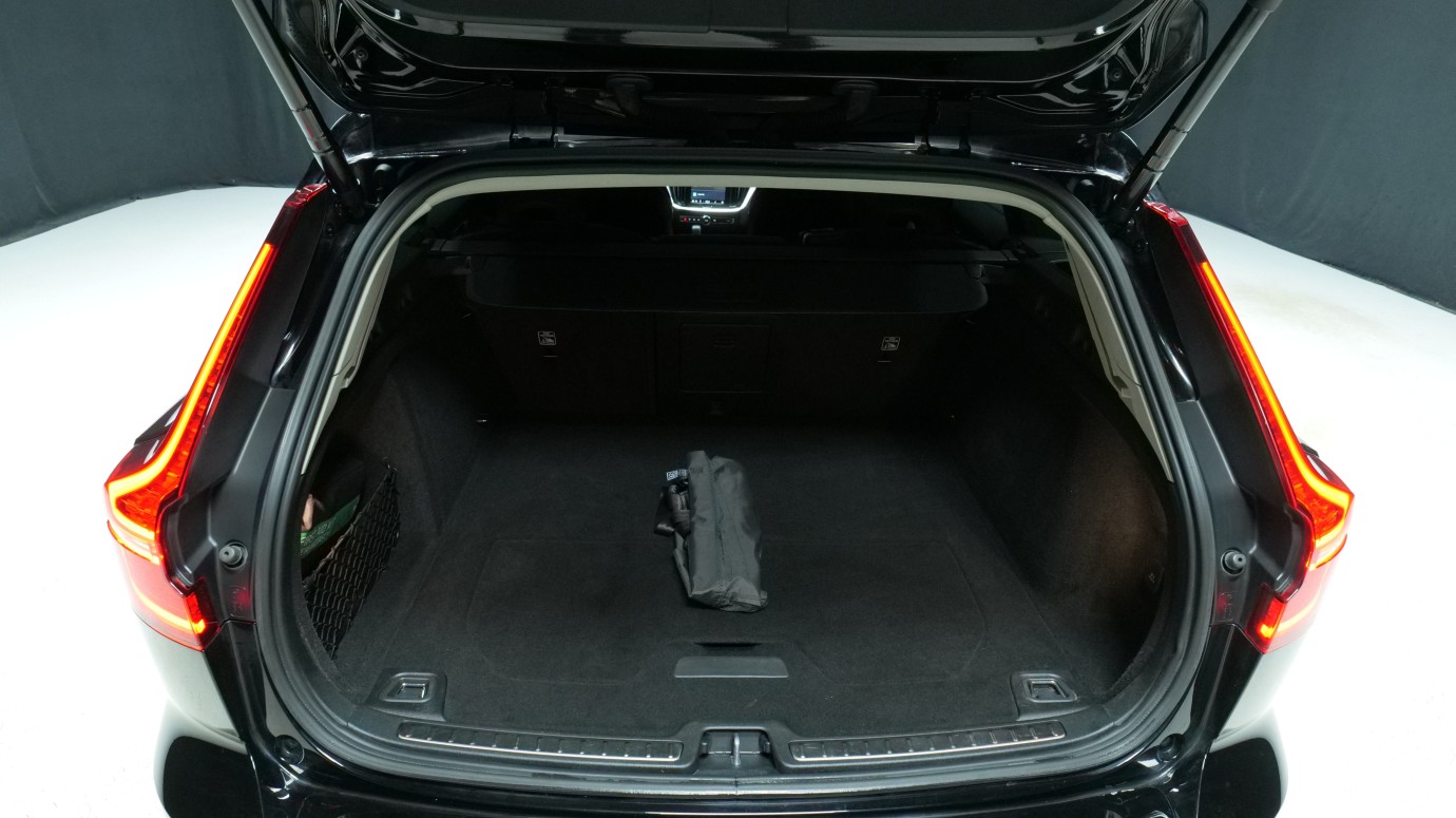 Esittelykuva Volvo V60 bensiiniautosta.