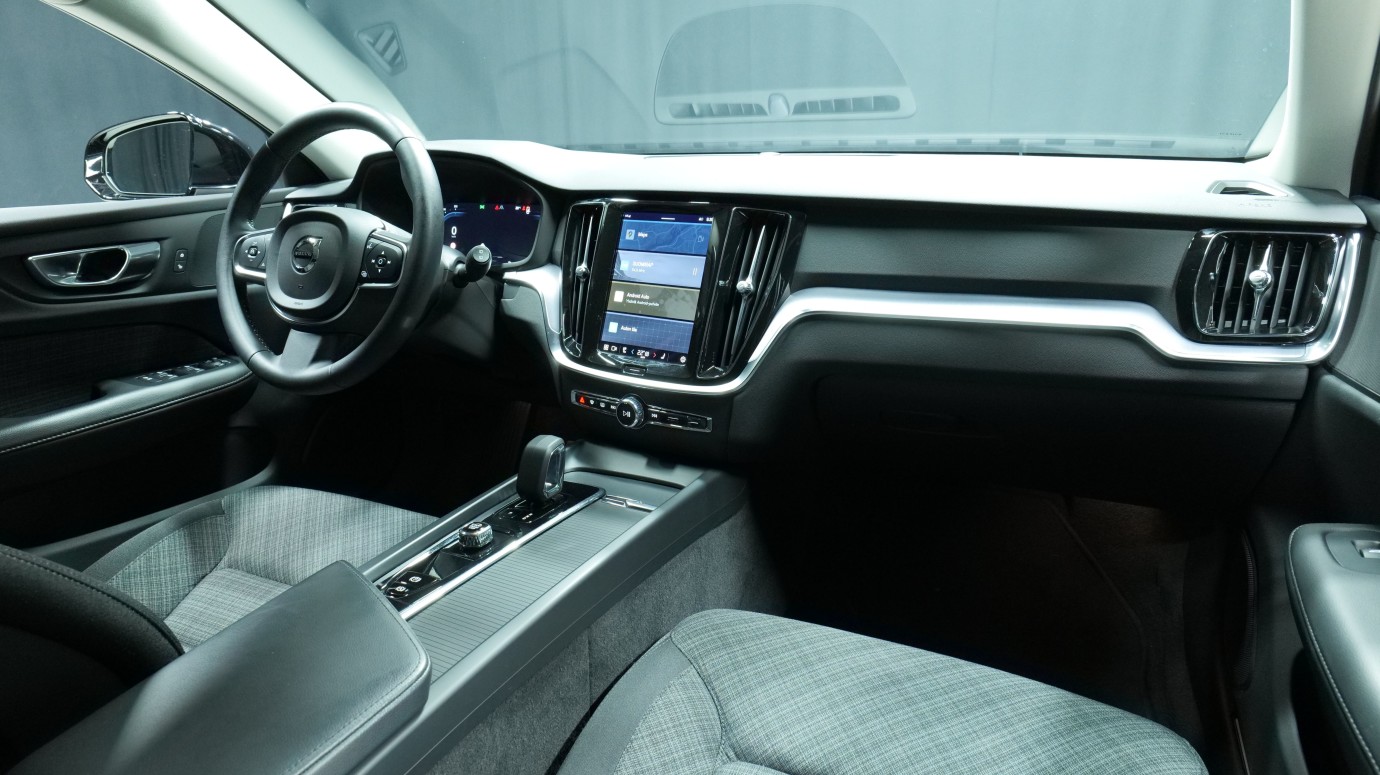 Esittelykuva Volvo V60 bensiiniautosta.