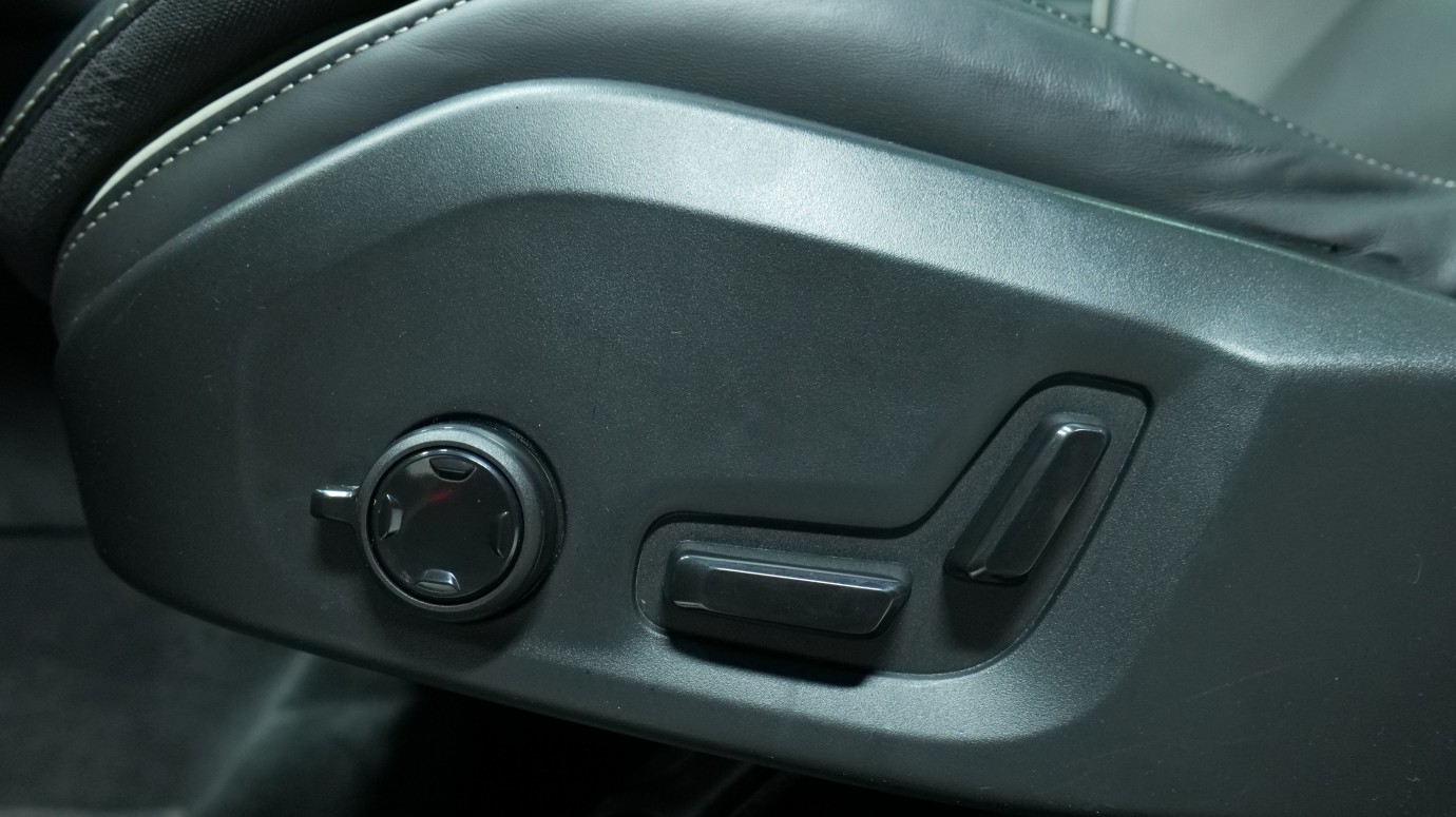 Esittelykuva Volvo XC60 kevythybridiautosta.
