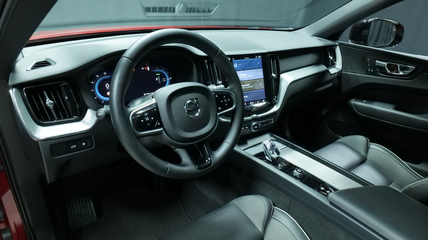 Esittelykuva Volvo XC60 kevythybridiautosta.