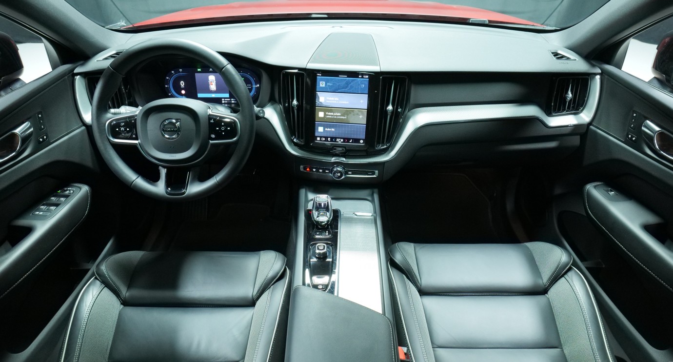 Esittelykuva Volvo XC60 kevythybridiautosta.