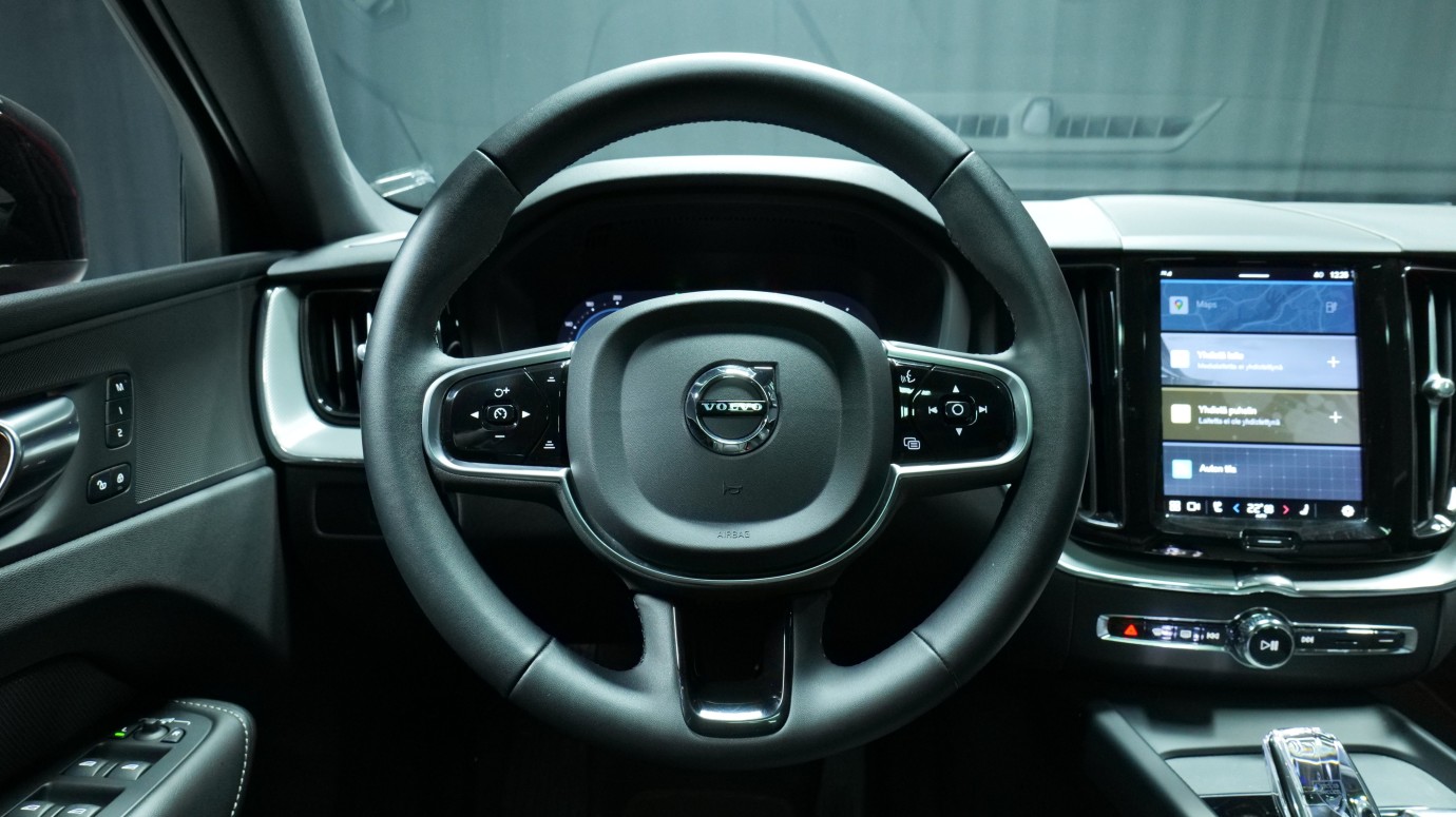 Esittelykuva Volvo XC60 kevythybridiautosta.