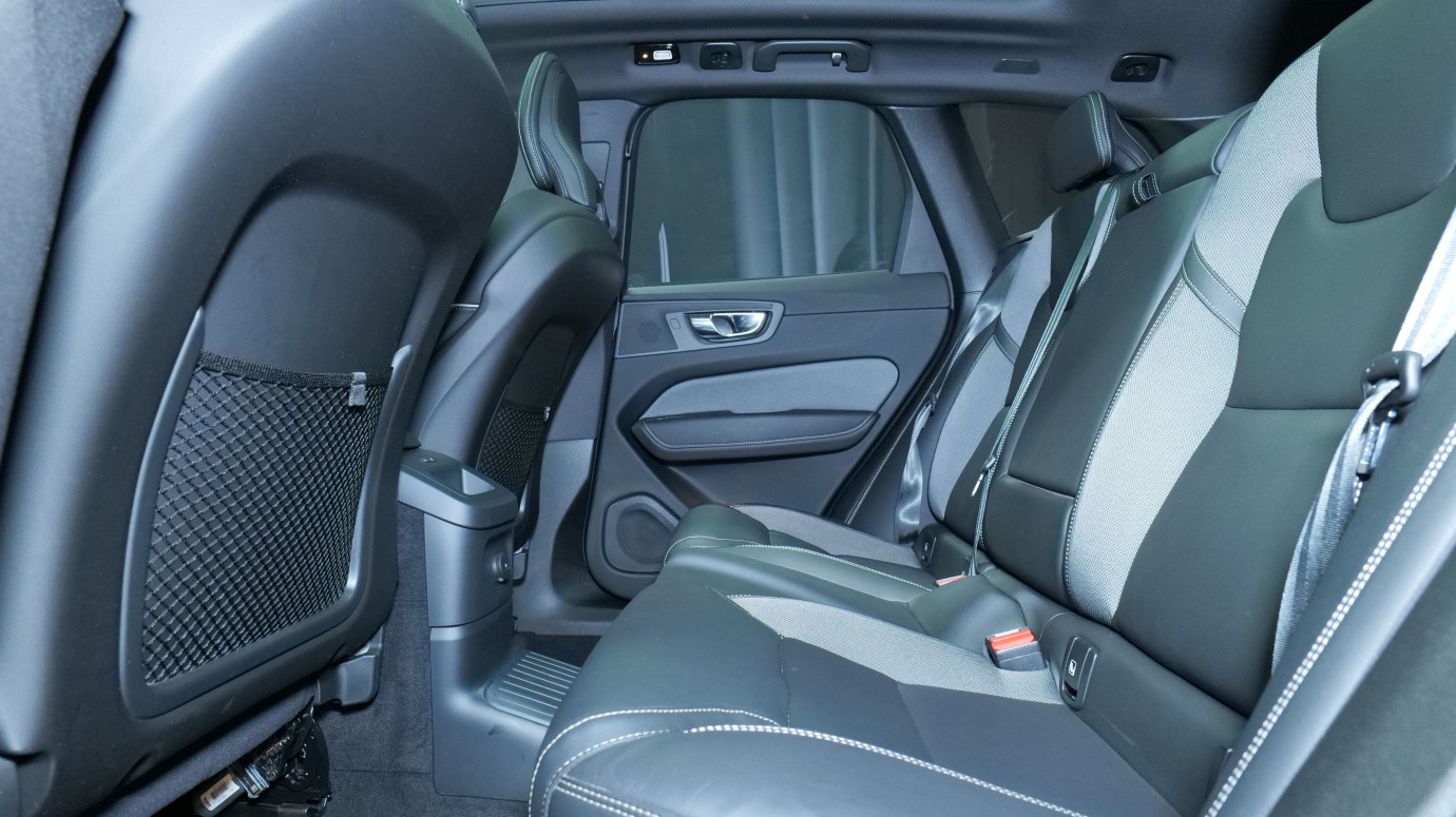 Esittelykuva Volvo XC60 kevythybridiautosta.