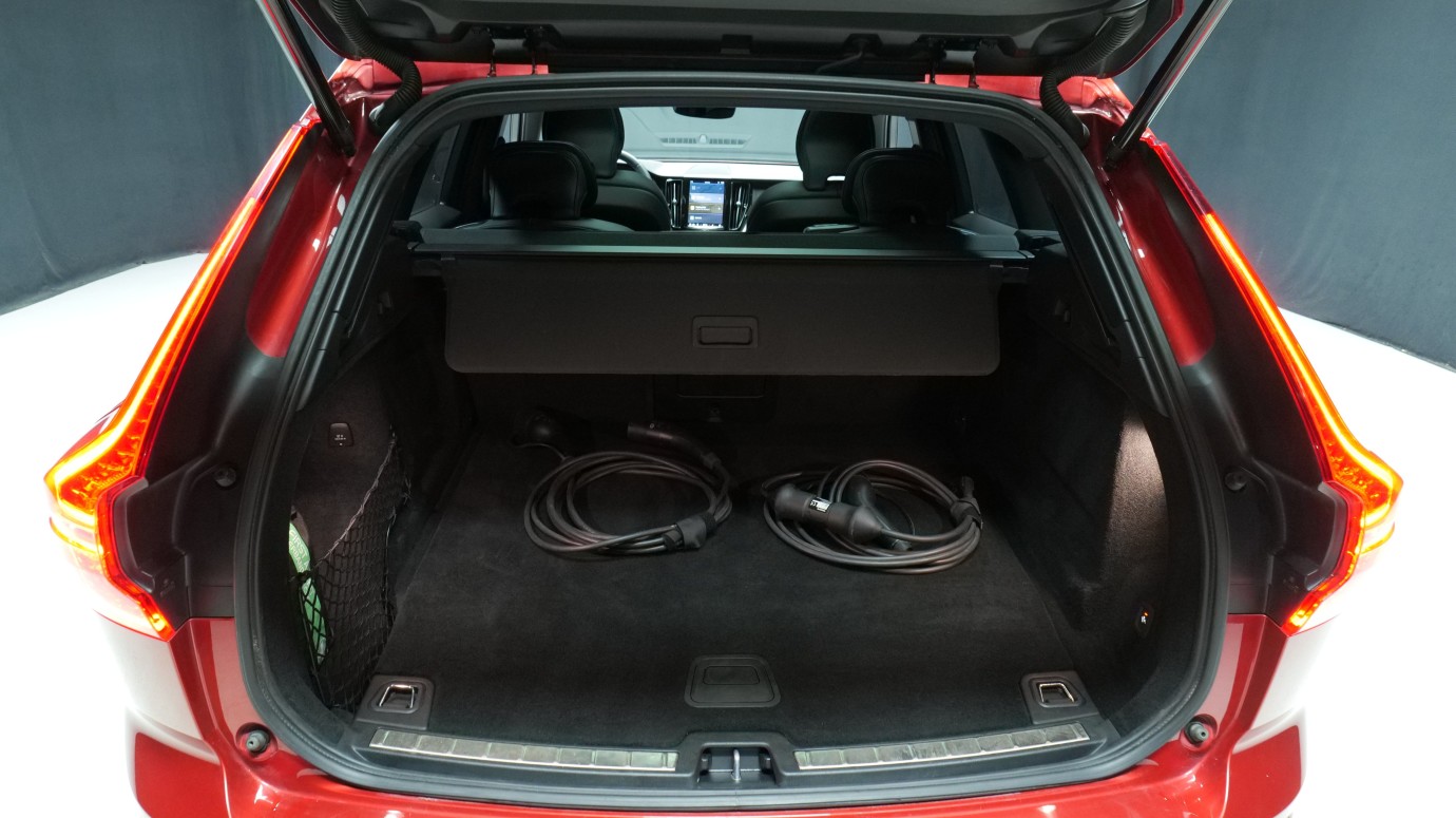 Esittelykuva Volvo XC60 kevythybridiautosta.