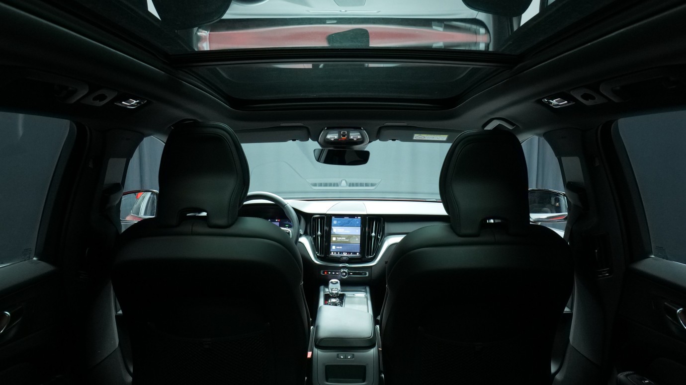 Esittelykuva Volvo XC60 kevythybridiautosta.