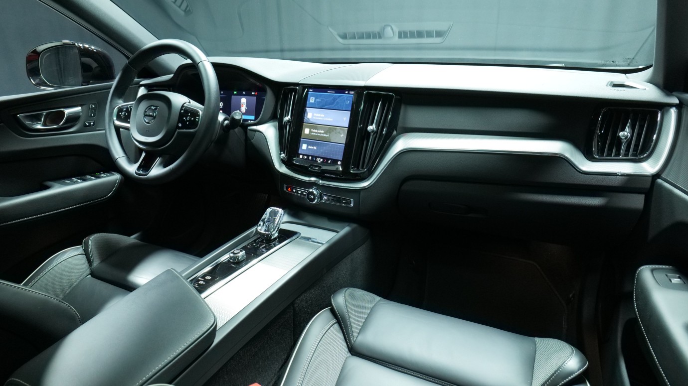 Esittelykuva Volvo XC60 kevythybridiautosta.