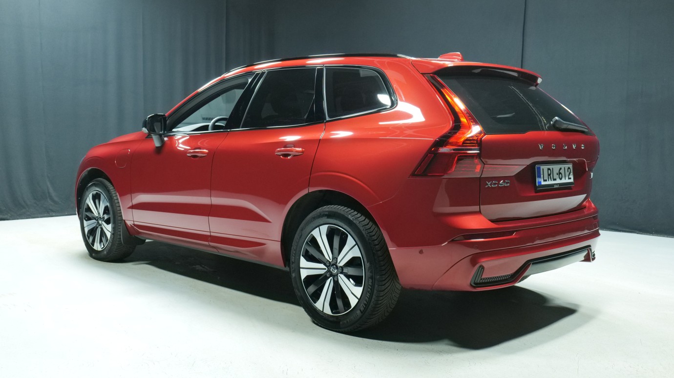 Esittelykuva Volvo XC60 kevythybridiautosta.