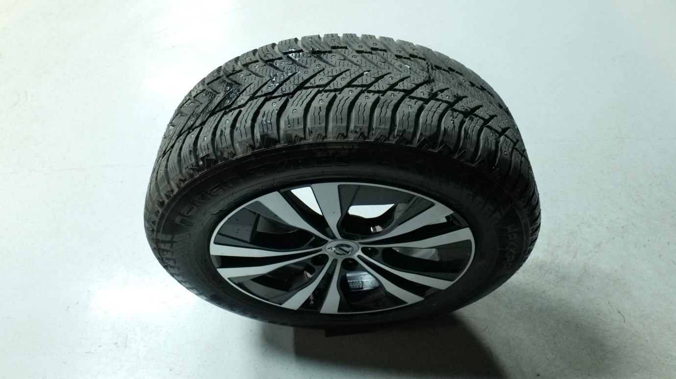 Esittelykuva Volvo XC60 kevythybridiautosta.
