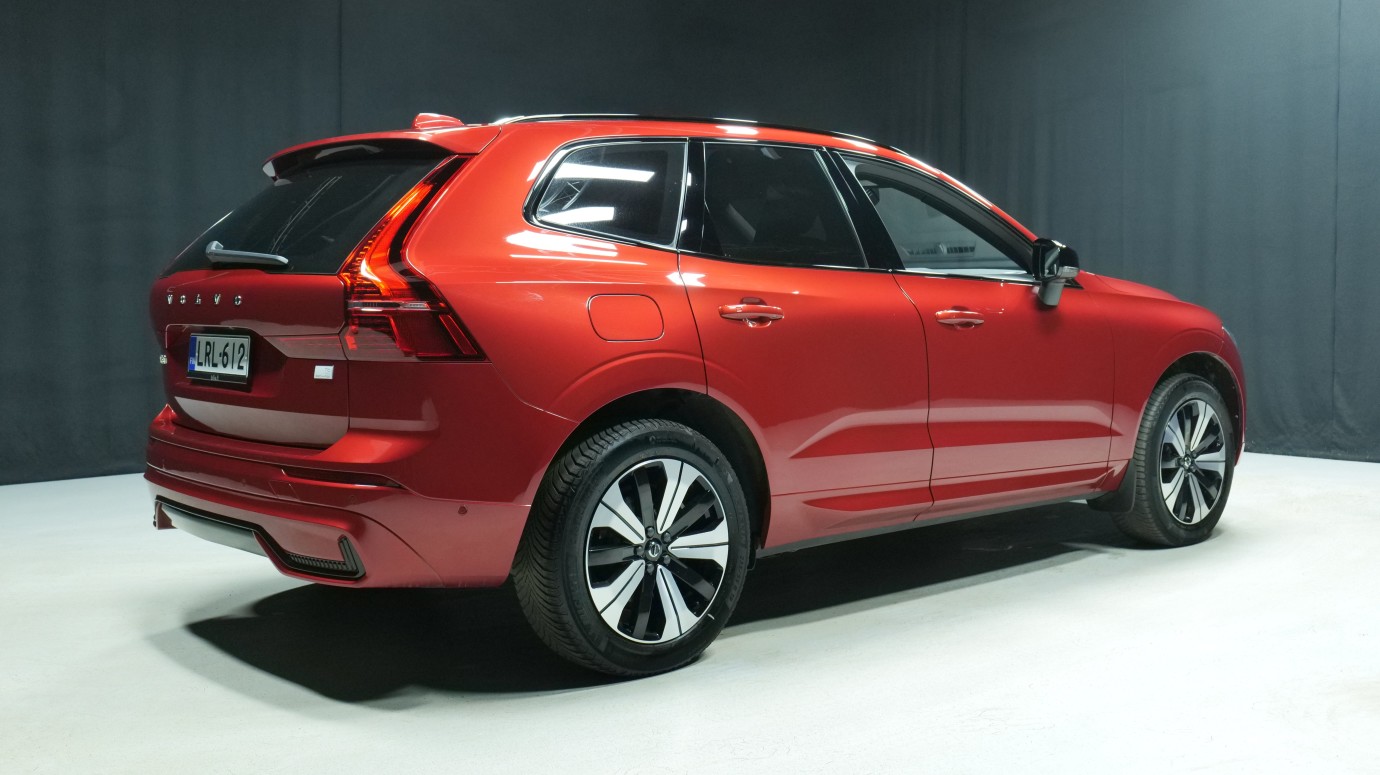 Esittelykuva Volvo XC60 kevythybridiautosta.