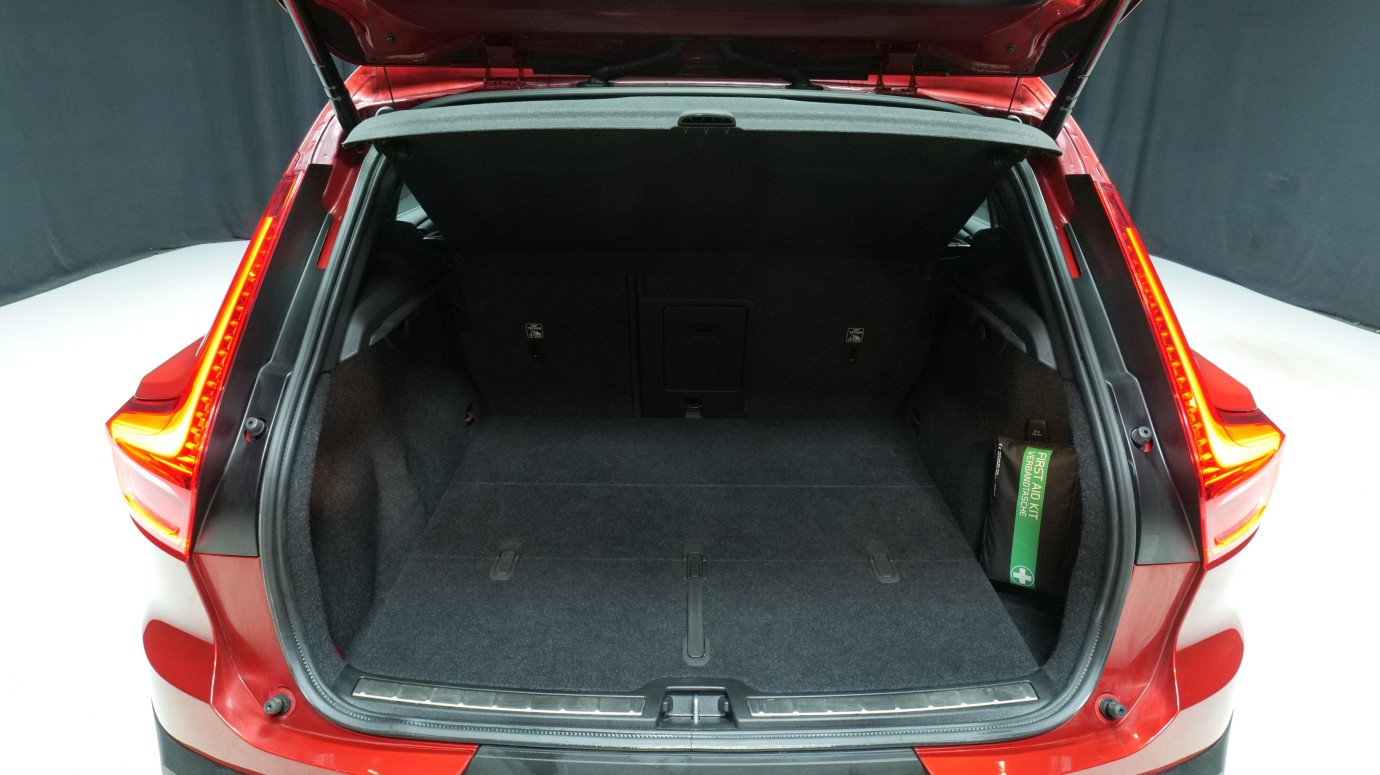 Esittelykuva Volvo XC40 bensiiniautosta.