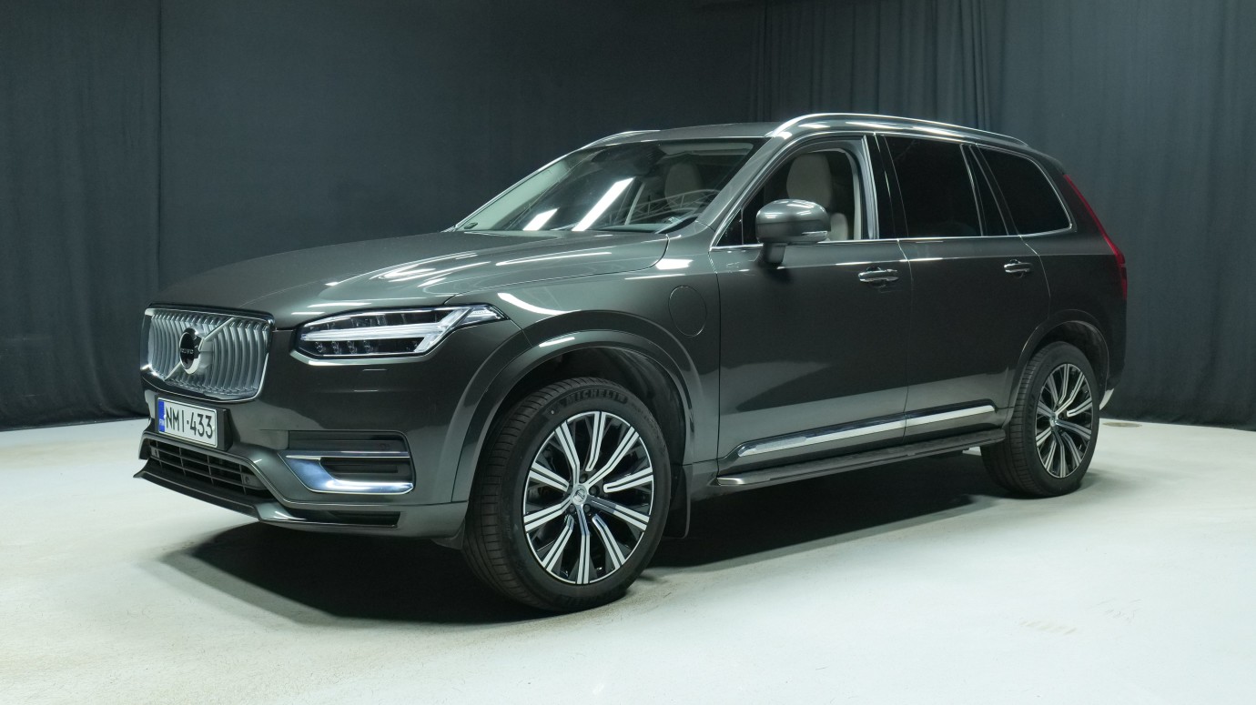 Esittelykuva Volvo XC90 kevythybridiautosta.