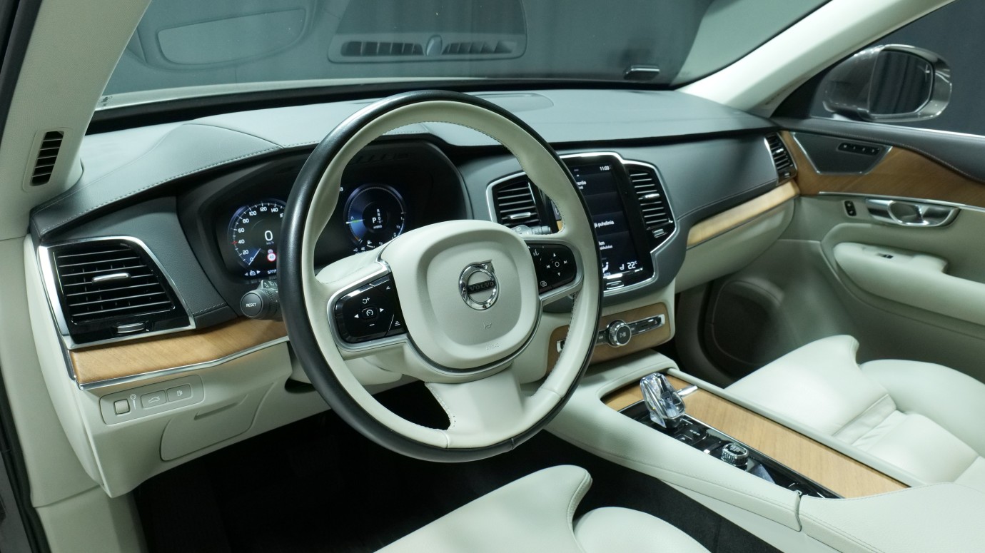 Esittelykuva Volvo XC90 kevythybridiautosta.