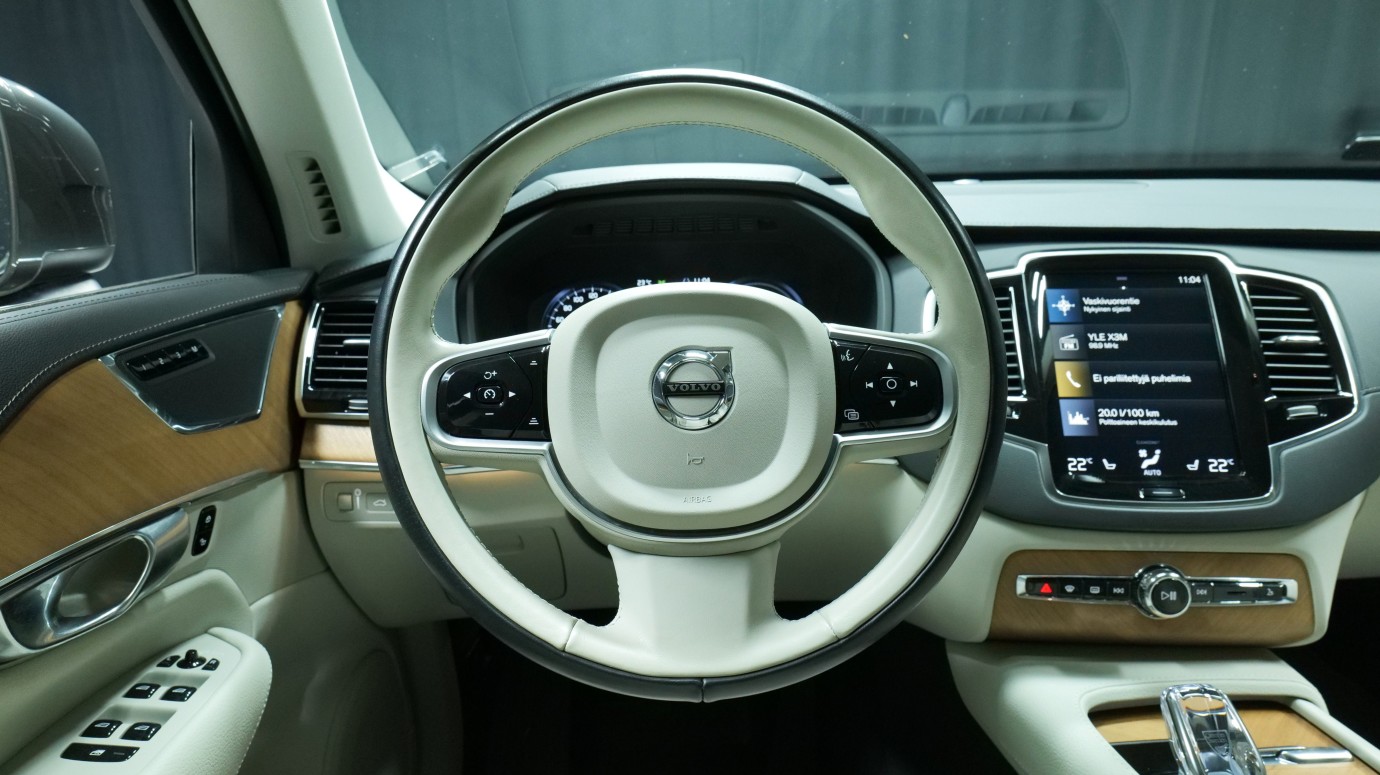 Esittelykuva Volvo XC90 kevythybridiautosta.