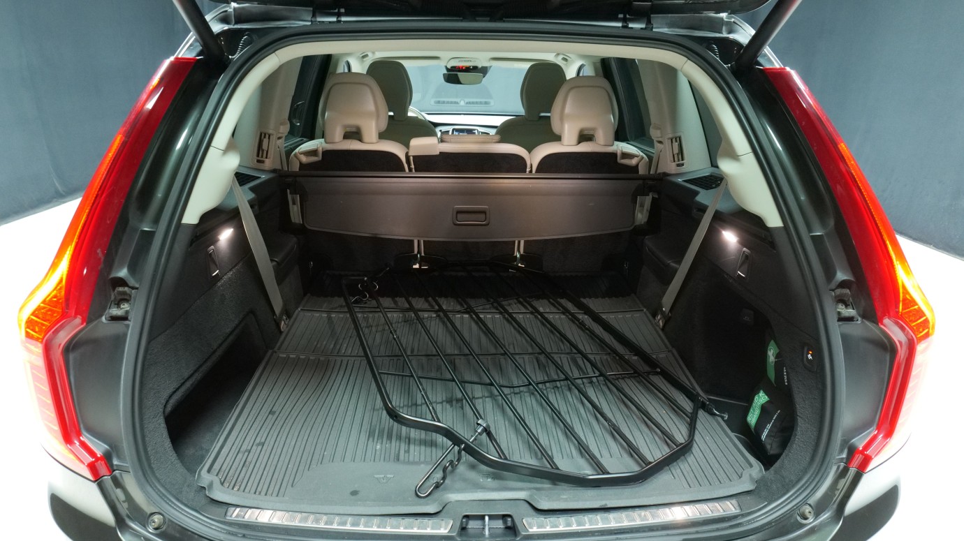 Esittelykuva Volvo XC90 kevythybridiautosta.