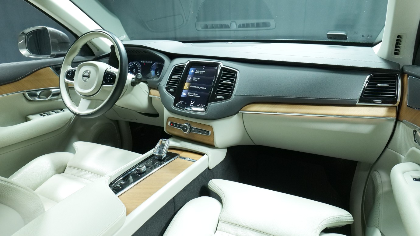 Esittelykuva Volvo XC90 kevythybridiautosta.